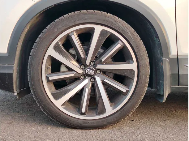 Car image 10