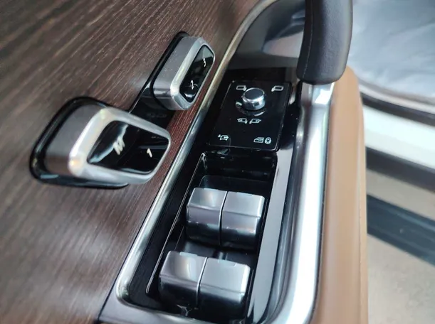 Car image 30