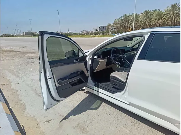 Car image 12