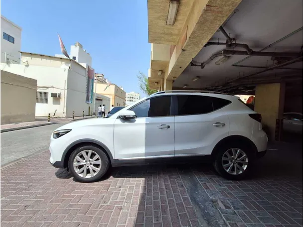 Car image 4