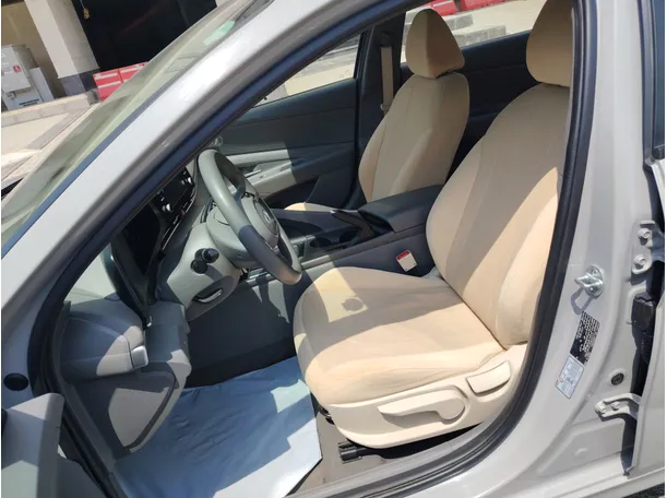 Car image 12
