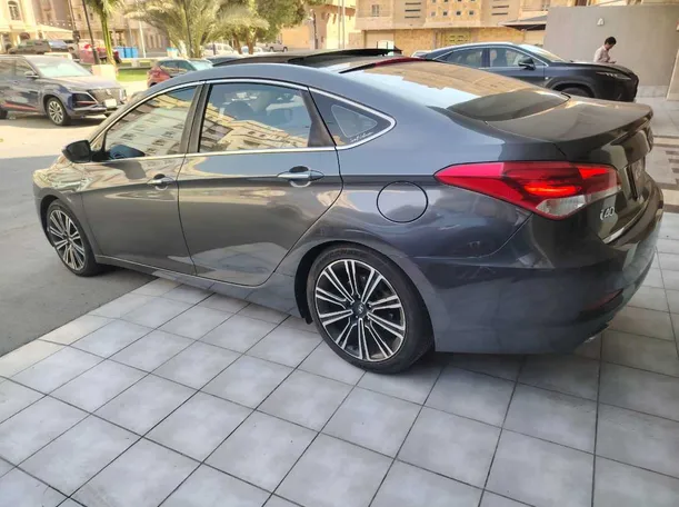 Car image 7
