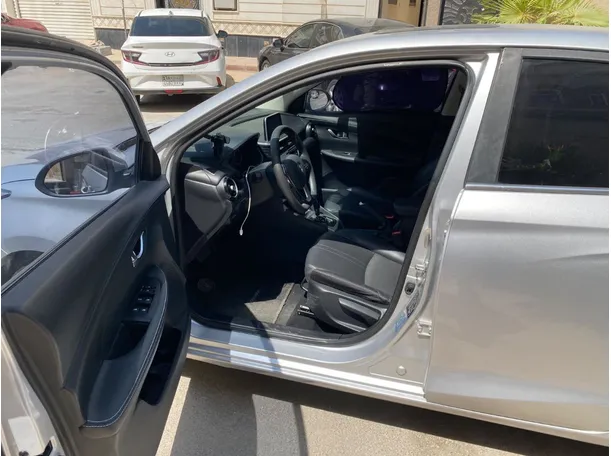 Car image 11