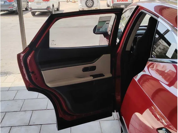 Car image 14