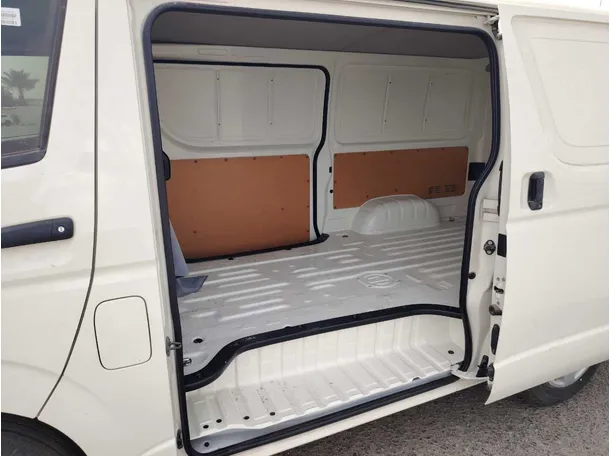 Car image 14