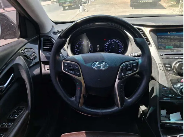 Car image 12