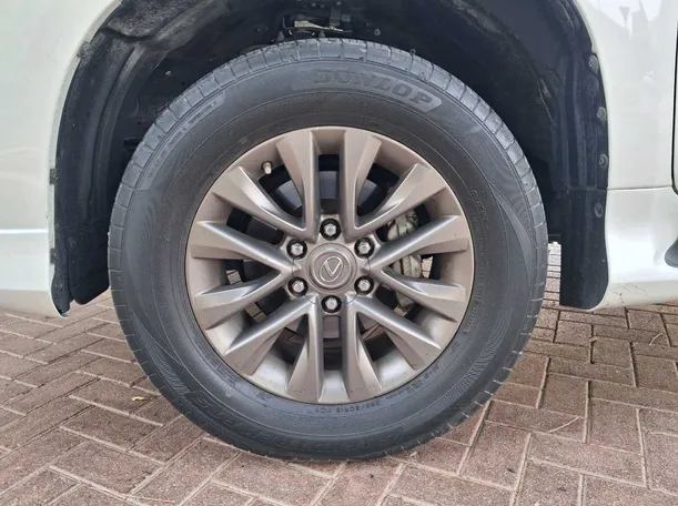 Car image 9