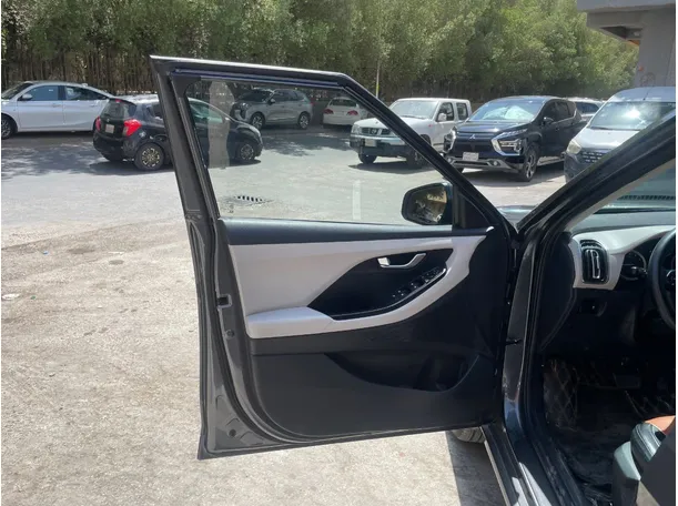 Car image 11