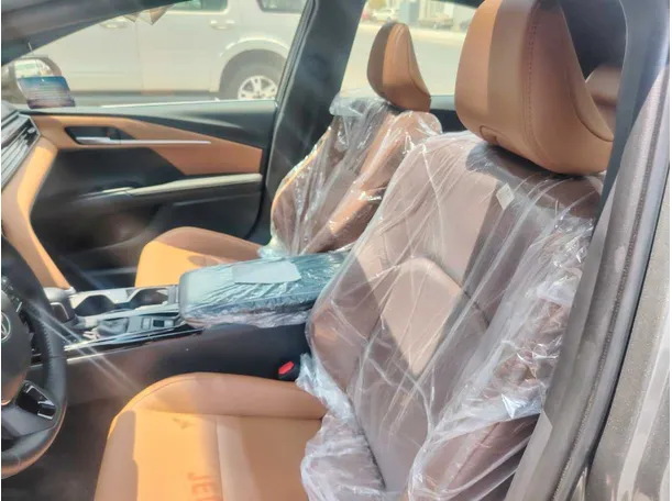 Car image 14