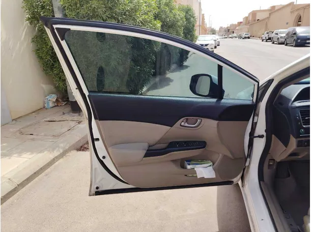 Car image 11