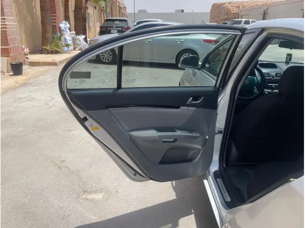 Car image 14