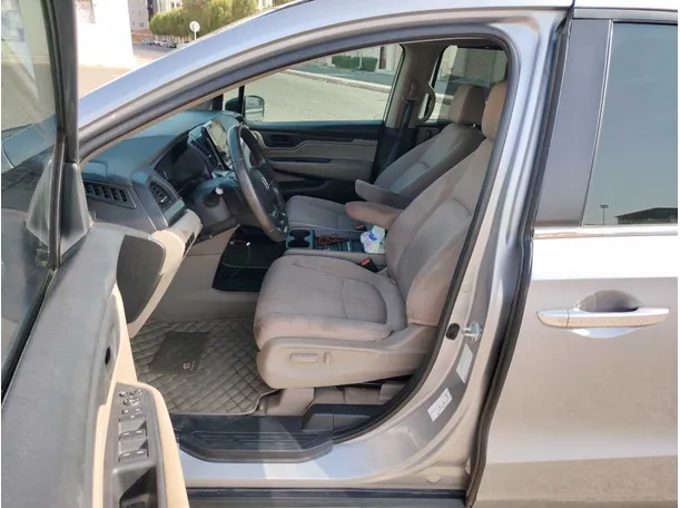 Car image 13