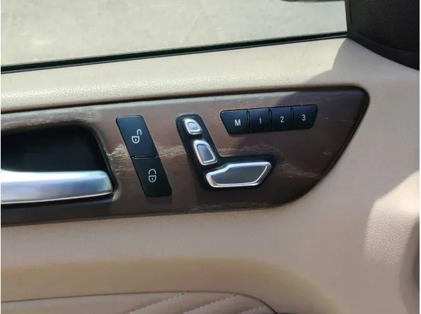 Car image 32