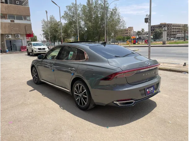 Car image 7