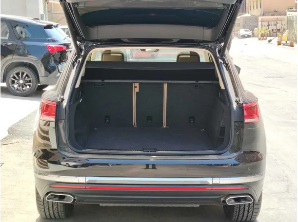 Car image 25
