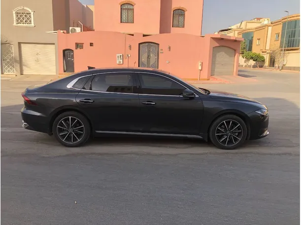 Car image 4