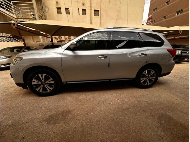 Car image 8