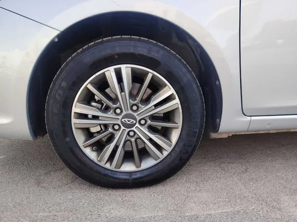 Car image 10