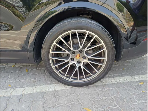 Car image 9