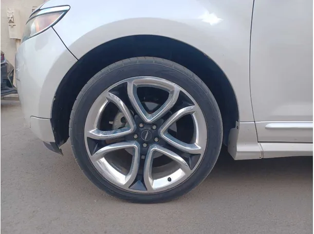 Car image 9