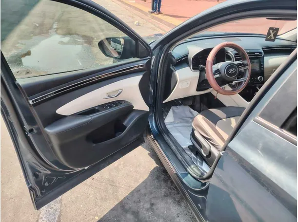 Car image 12