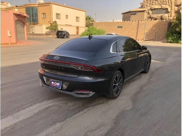 Car image 5