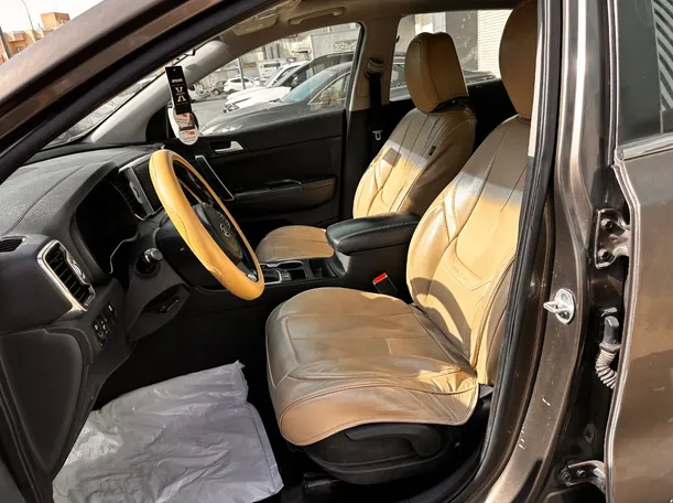 Car image 12