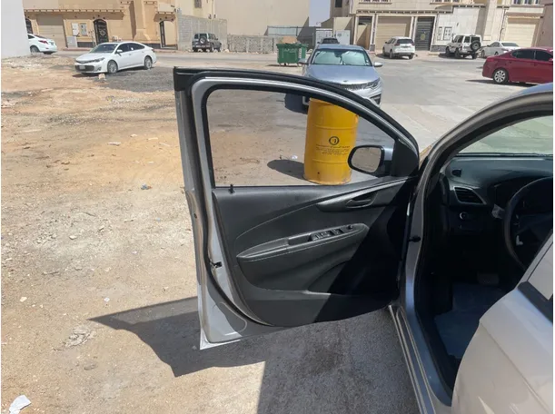 Car image 9