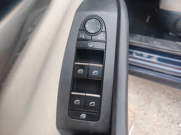 Car image 27