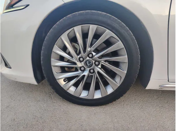 Car image 10