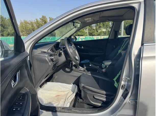 Car image 11