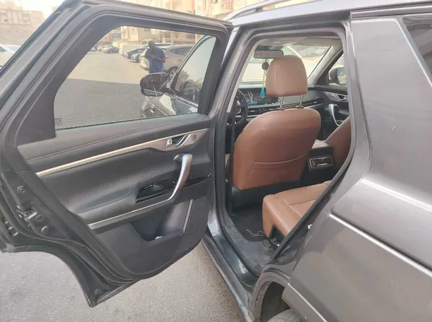 Car image 18