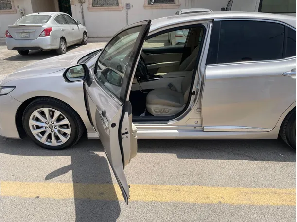 Car image 10