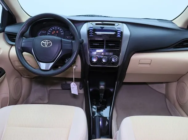 Car image 14