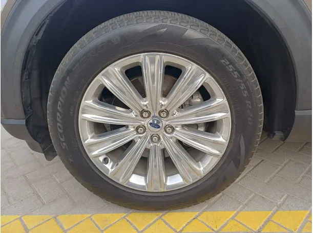 Car image 9