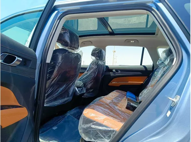 Car image 17