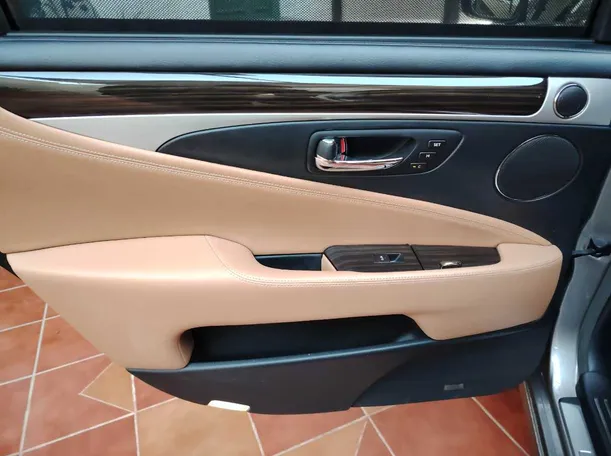 Car image 35