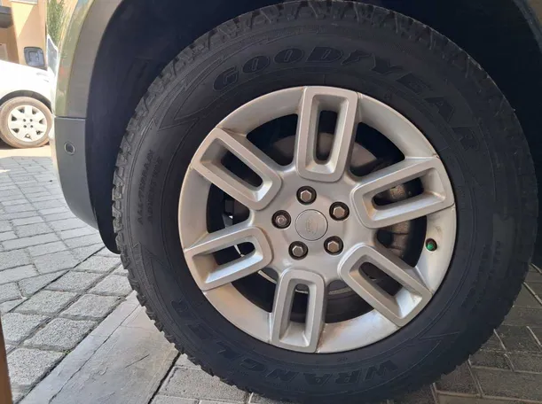Car image 9