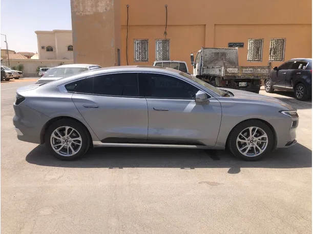 Car image 4