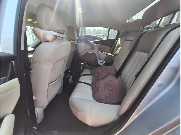 Car image 18
