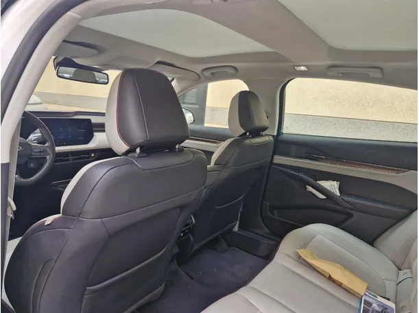 Car image 13