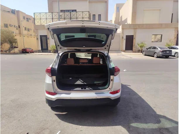 Car image 25
