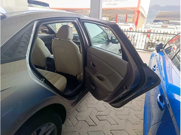 Car image 19