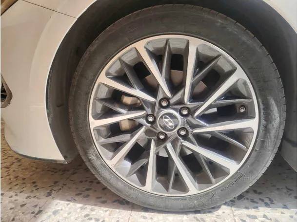 Car image 11