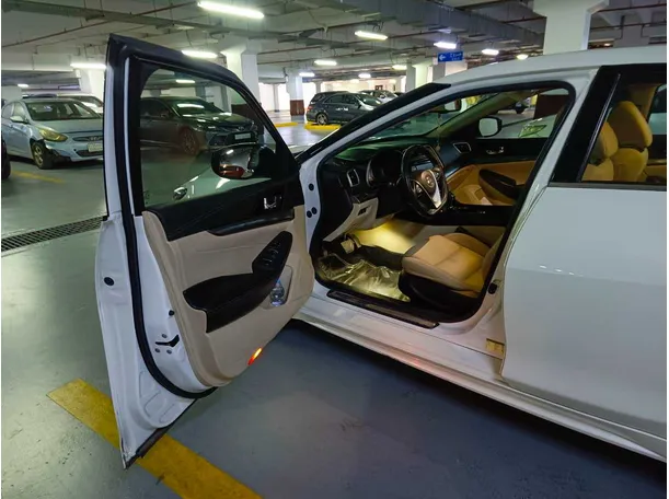 Car image 12