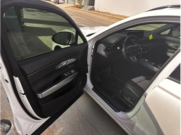 Car image 9