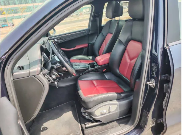 Car image 12