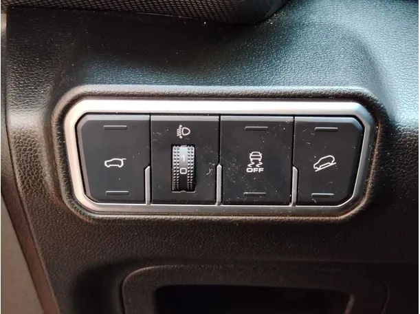 Car image 32