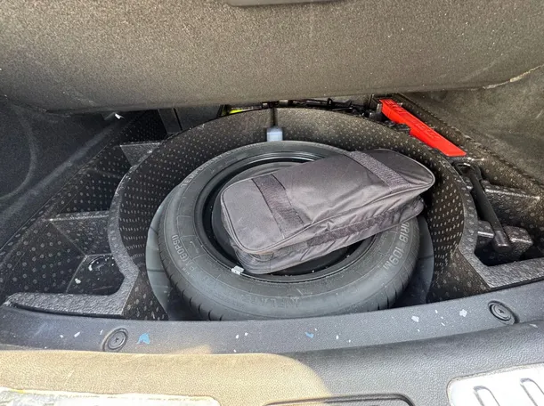 Car image 25