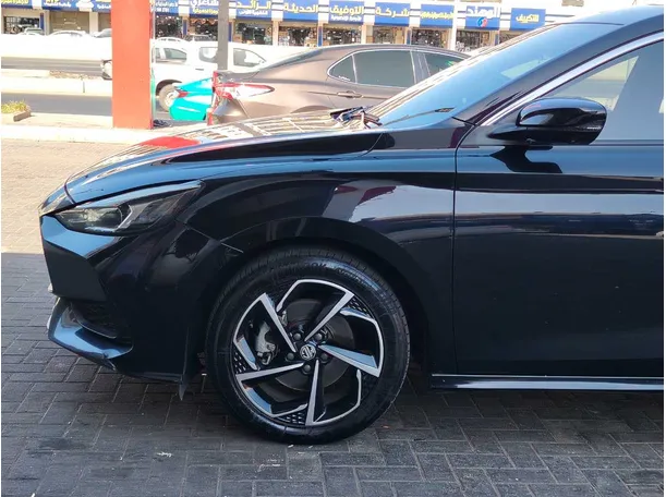 Car image 9